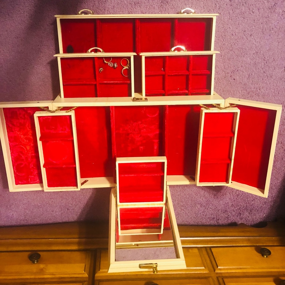 HUGE JEWELRY BOX VELVET WITH JEWELRY